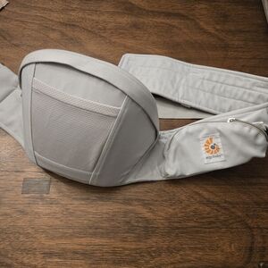 Ergo Baby Hip Seat with Pocket! In amazing condition